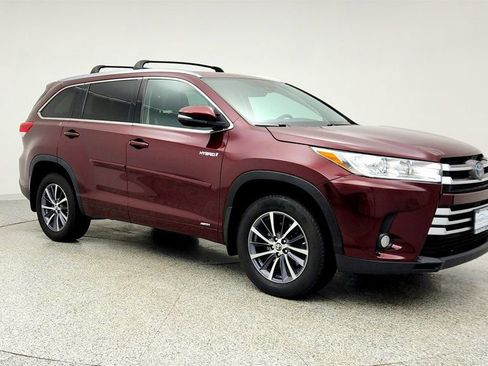 Used 2018 Toyota Highlander XLE image 3