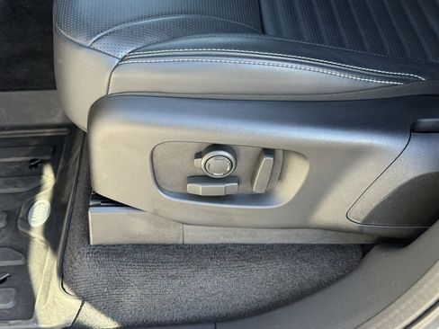 Certified 2025 Land Rover Discovery Dynamic SE image 12