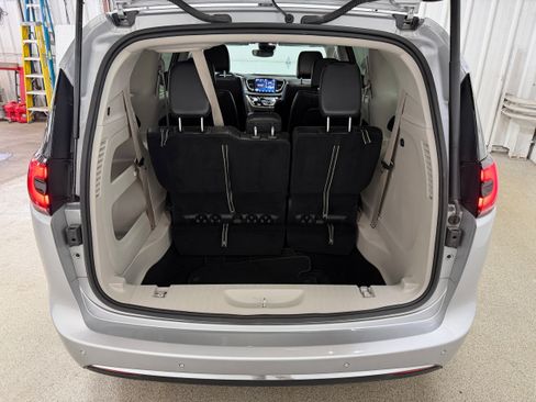 Used 2024 Chrysler Pacifica Touring-L FWD image 29