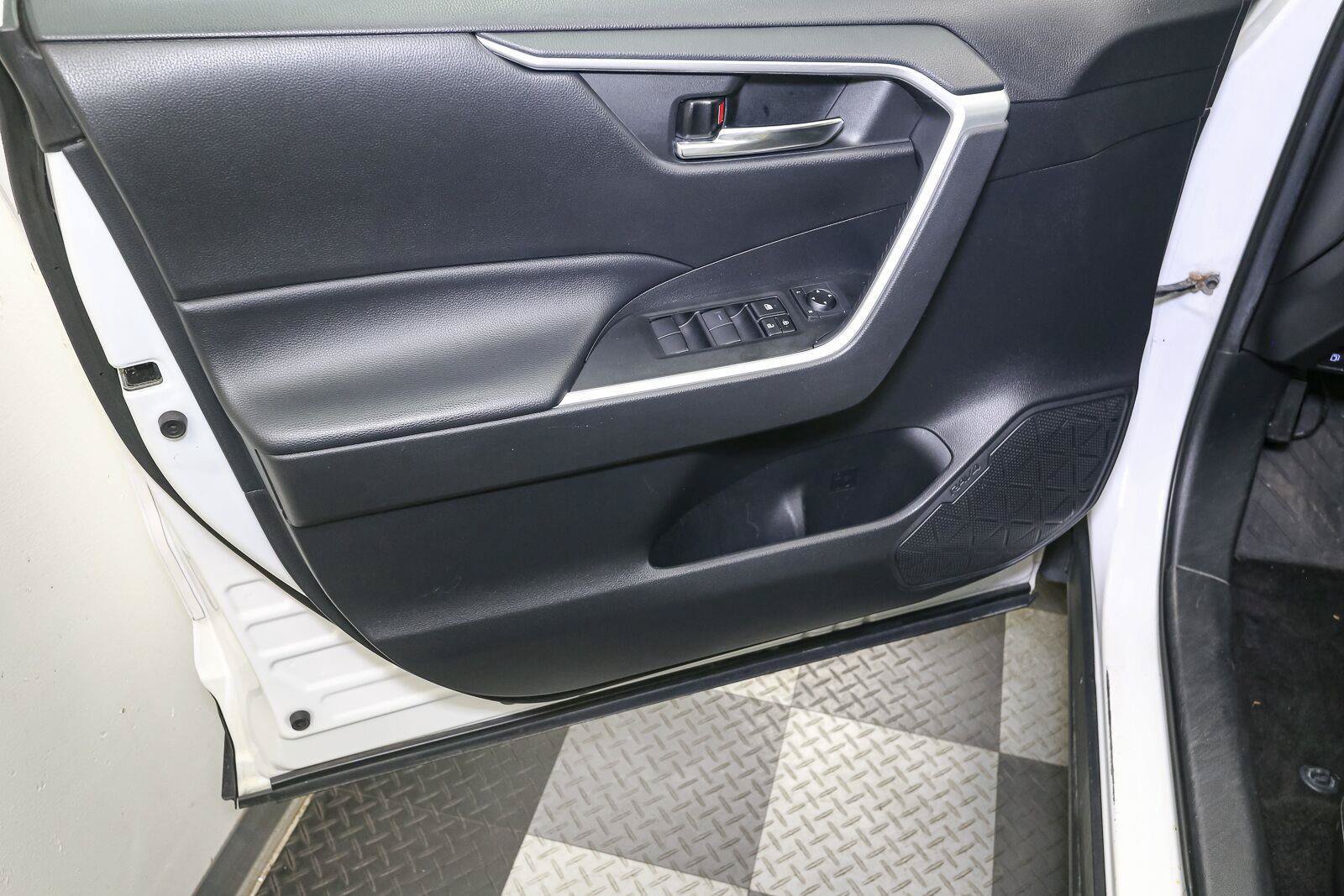 Used 2021 Toyota RAV4 XLE AWD/4WD image 40