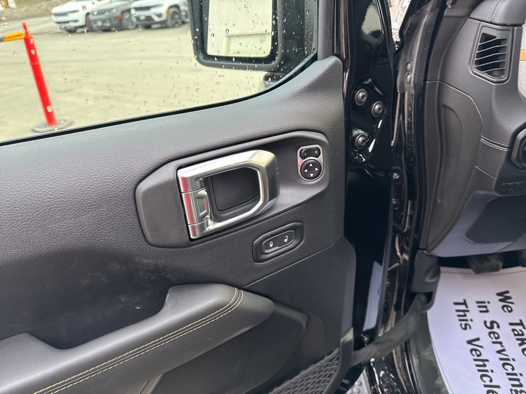 New 2025 Jeep Wrangler Unlimited Sahara w/ Technology Group AWD/4WD image 11