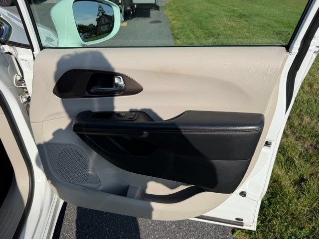 Used 2019 Chrysler Pacifica Touring-L FWD image 21
