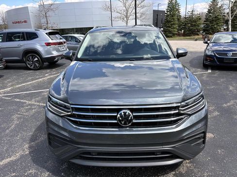 Used 2024 Volkswagen Tiguan SE w/ Panoramic Sunroof Package image 2