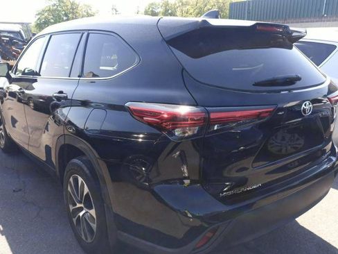 Used 2021 Toyota Highlander XLE AWD/4WD image 2
