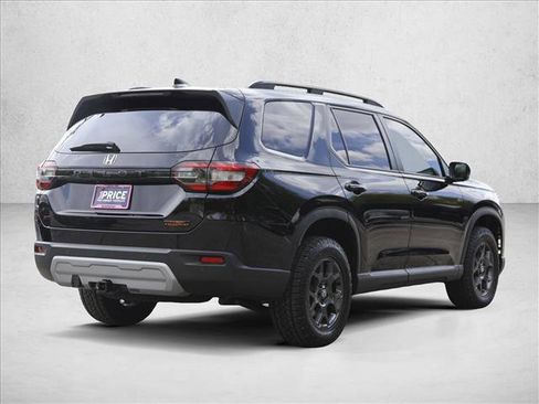 Used 2025 Honda Pilot TrailSport image 5