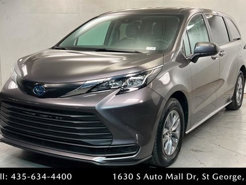 Used 2023 Toyota Sienna LE AWD/4WD image 1