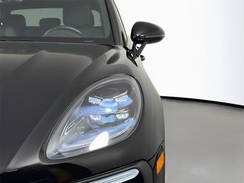 Certified 2025 Porsche Macan AWD/4WD image 15