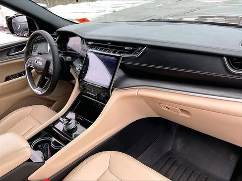 Used 2023 Jeep Grand Cherokee Limited image 13