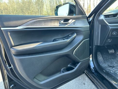 Used 2025 Jeep Grand Cherokee L Limited w/ Black Appearance Package image 9