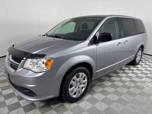Used 2018 Dodge Grand Caravan SE w/ UConnect Hands-Free Group image 9