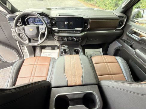 Used 2024 Chevrolet Silverado 1500 High Country w/ Technology Package AWD/4WD image 9