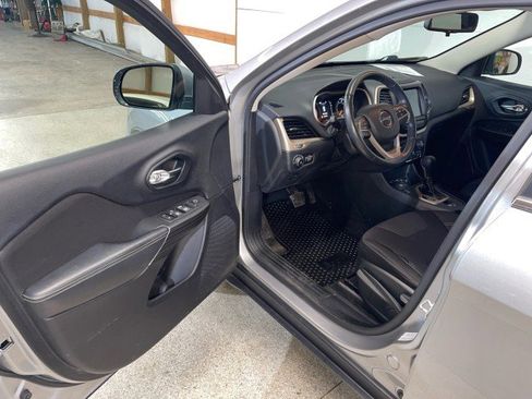 Used 2015 Jeep Cherokee Latitude w/ Cold Weather Group image 9