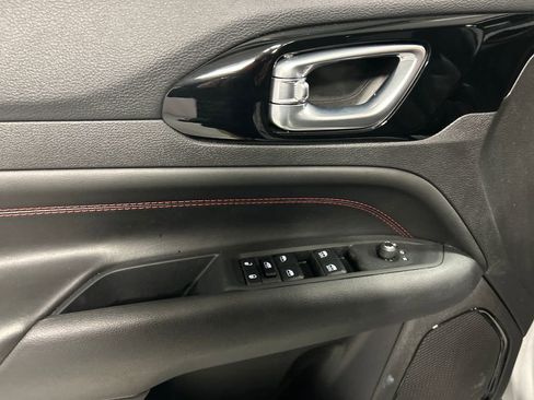 Used 2025 Jeep Compass Trailhawk image 13