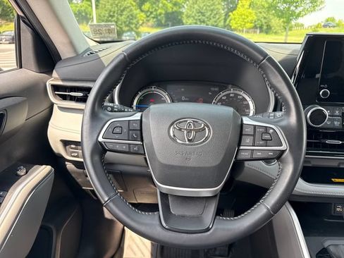 Used 2023 Toyota Highlander XLE AWD/4WD image 22