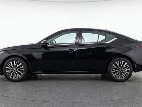 Used 2025 Nissan Altima 2.5 SV FWD image 4