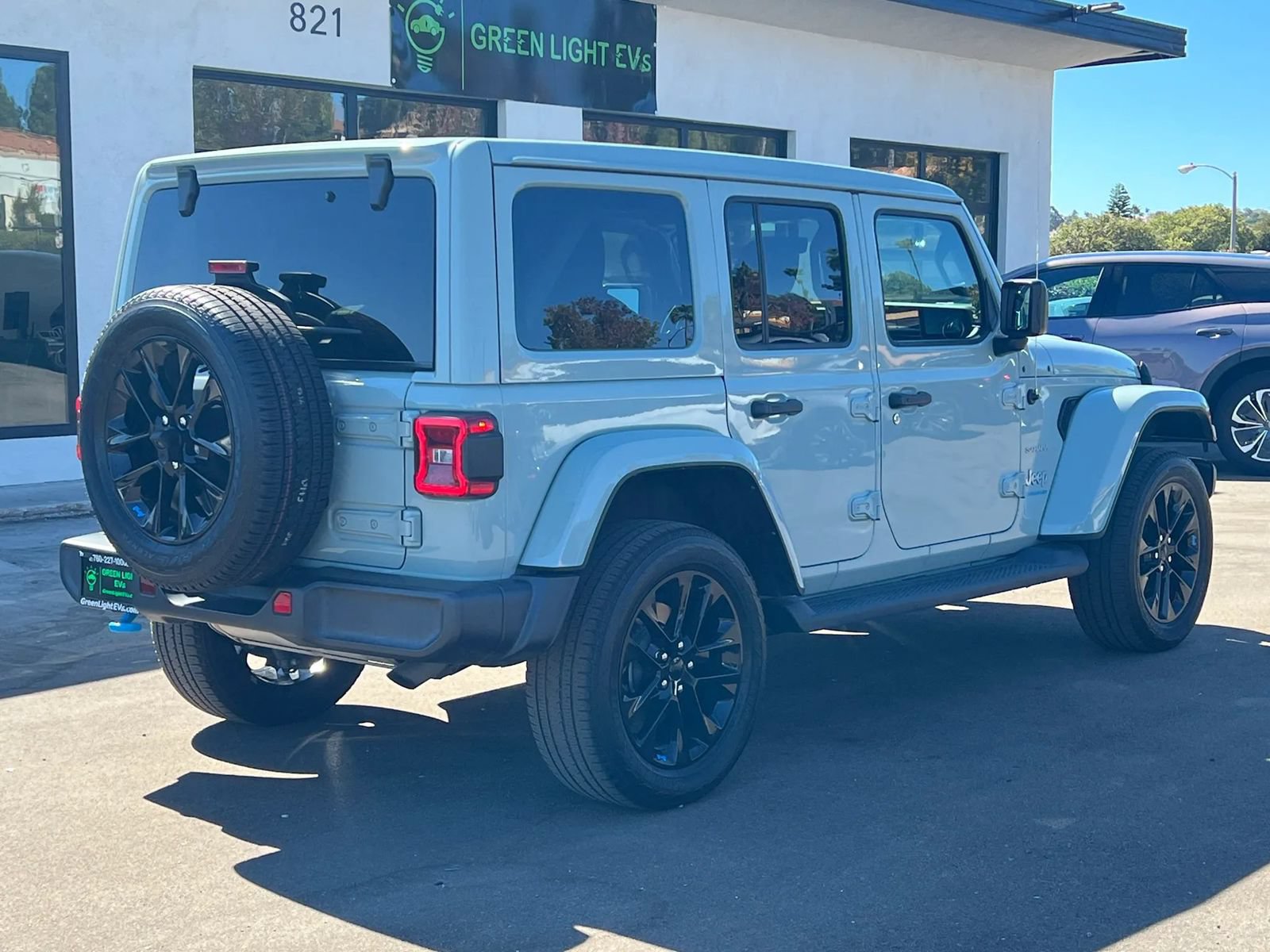 Used 2023 Jeep Wrangler Unlimited Sahara AWD/4WD image 5