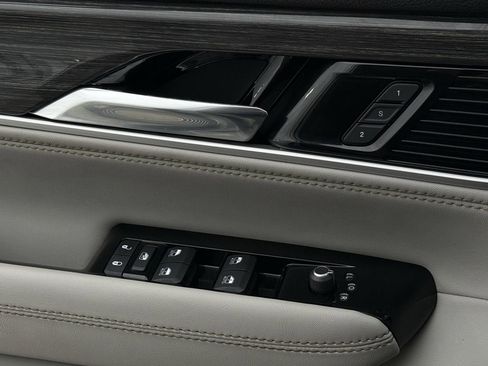 Used 2022 Jeep Wagoneer Series III w/ Premium Group I AWD/4WD image 18