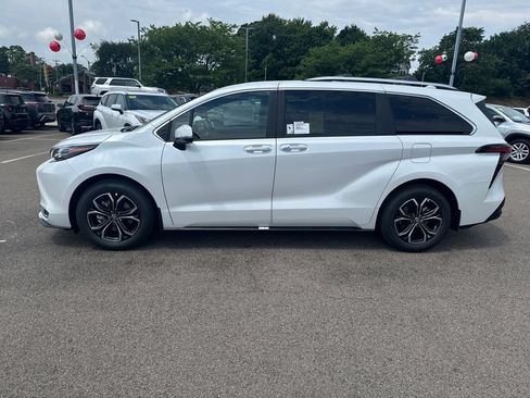 New 2026 Toyota Sienna Platinum AWD/4WD image 5