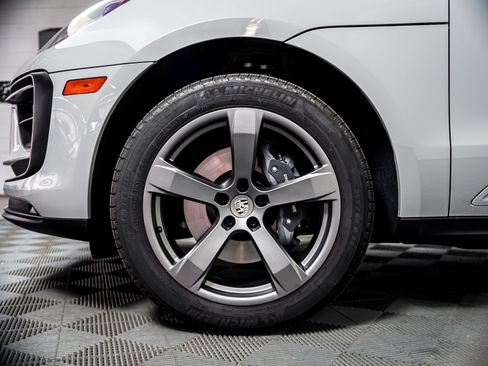 Certified 2026 Porsche Macan AWD/4WD image 13