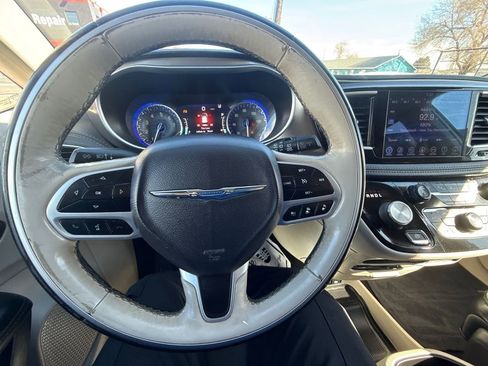 Used 2017 Chrysler Pacifica Limited FWD image 27