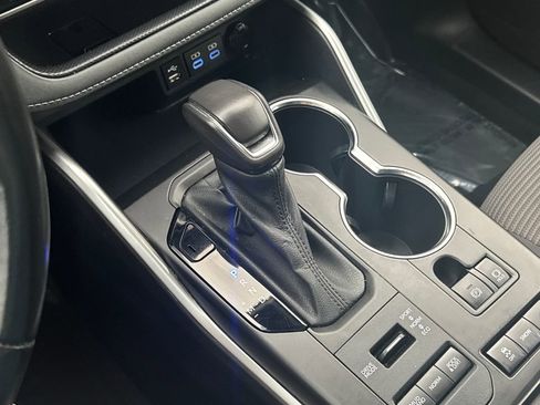 Used 2022 Toyota Highlander LE image 27