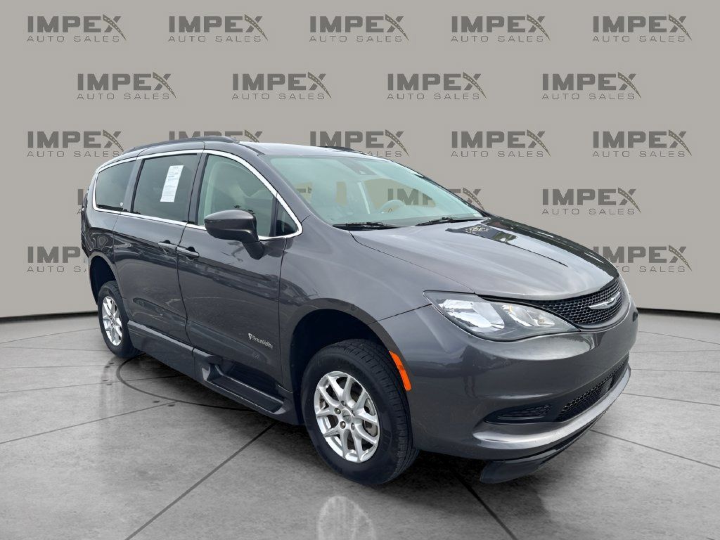Used 2021 Chrysler Voyager Lxi w/ Cold Weather Group FWD image 4