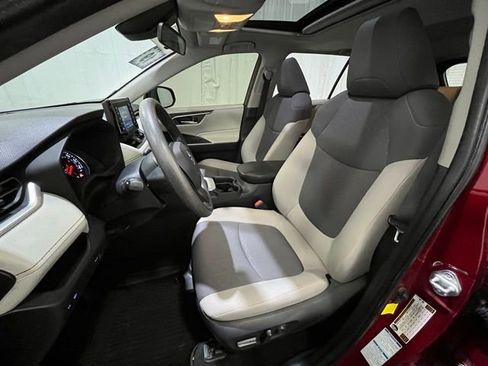 Certified 2019 Toyota RAV4 XLE w/ Convenience Package image 10