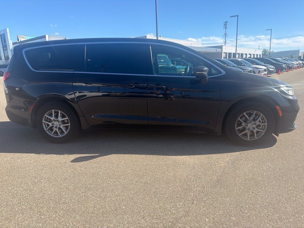 Used 2025 Chrysler Pacifica Select FWD image 5