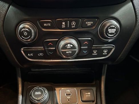 Used 2019 Jeep Cherokee Limited w/ Luxury Group image 28