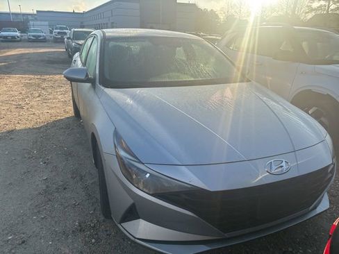 Used 2022 Hyundai Elantra SEL w/ Convenience Package image 2