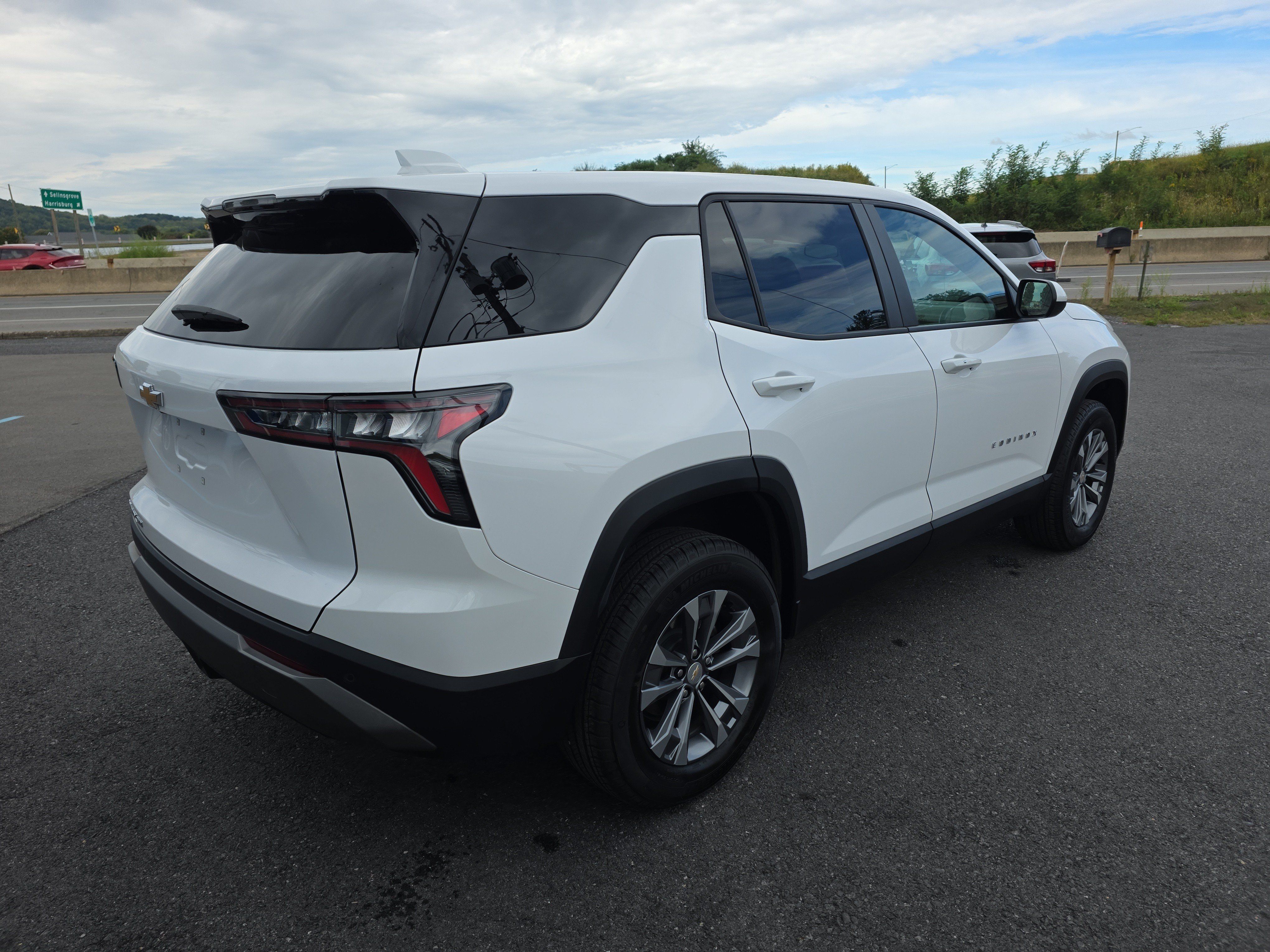 Used 2026 Chevrolet Equinox LT AWD/4WD image 3