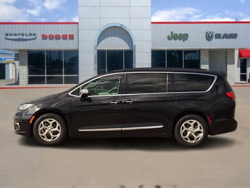 Used 2023 Chrysler Pacifica Limited FWD image 3