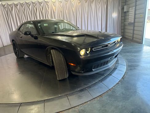 Used 2015 Dodge Challenger SXT RWD image 3