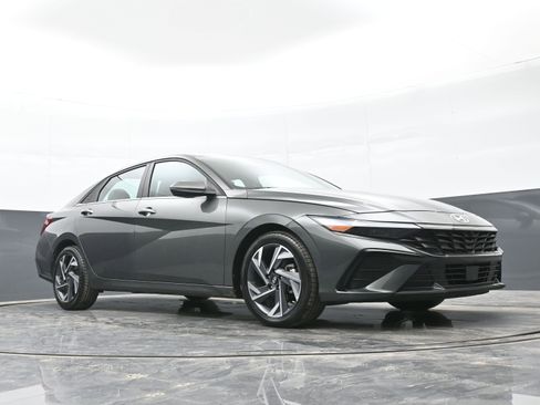 Certified 2024 Hyundai Elantra Limited image 37