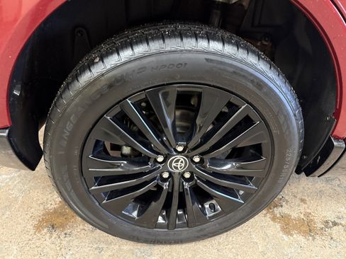 Used 2023 Toyota Venza Nightshade image 11