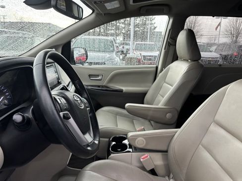 Used 2020 Toyota Sienna XLE w/ XLE Navigation Package image 12