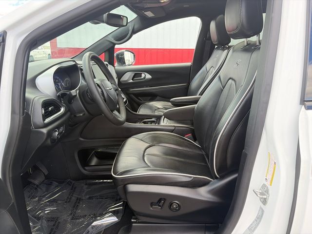 Used 2025 Chrysler Pacifica Limited FWD image 23