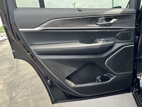 New 2025 Jeep Grand Cherokee L Limited w/ Luxury Tech Group II image 18