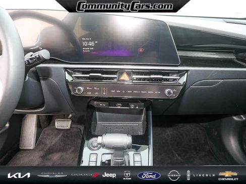 Certified 2025 Kia Niro SX image 16