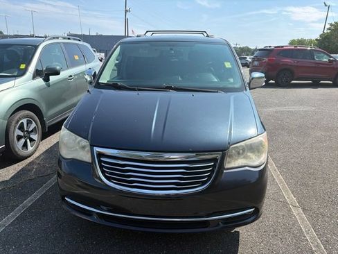Used 2014 Chrysler Town & Country Touring-L w/ Driver Convenience Group FWD image 2