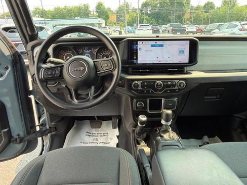 Used 2024 Jeep Gladiator Sport AWD/4WD image 15
