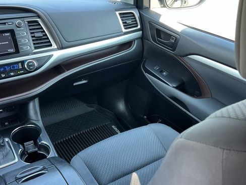 Used 2019 Toyota Highlander LE AWD/4WD image 20