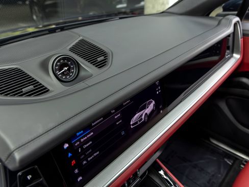 Certified 2025 Porsche Cayenne Coupe AWD/4WD image 37