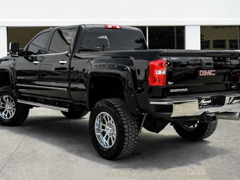 Used 2019 GMC Sierra 2500 SLT w/ Duramax Plus Package AWD/4WD image 10