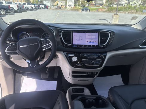 Used 2024 Chrysler Pacifica Touring-L FWD image 14