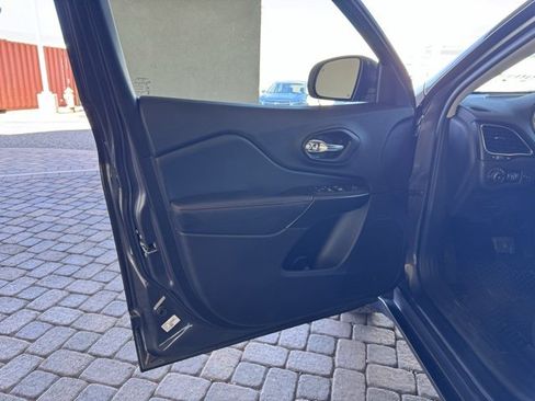 Used 2022 Jeep Cherokee Trailhawk w/ Comfort/Convenience Group image 10