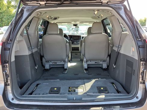 Used 2020 Toyota Sienna L image 30