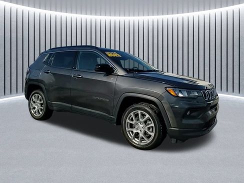Used 2023 Jeep Compass Latitude AWD/4WD image 3