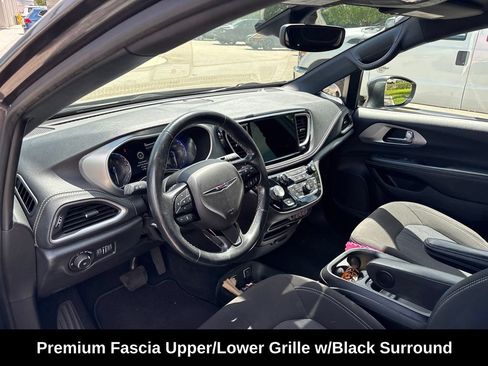 Used 2021 Chrysler Pacifica Touring w/ S Appearance Package FWD image 9