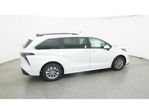 New 2026 Toyota Sienna XLE image 10